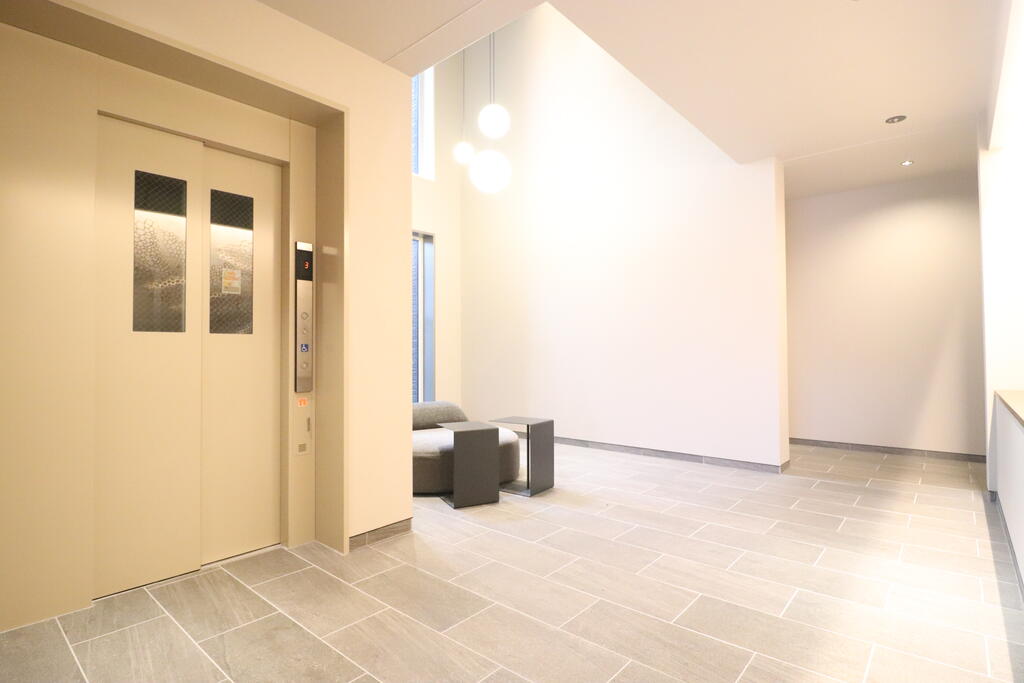 ロビー　クラシックが流れるエレベーターホール