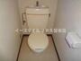 トイレ　落ち着いた色調のトイレです