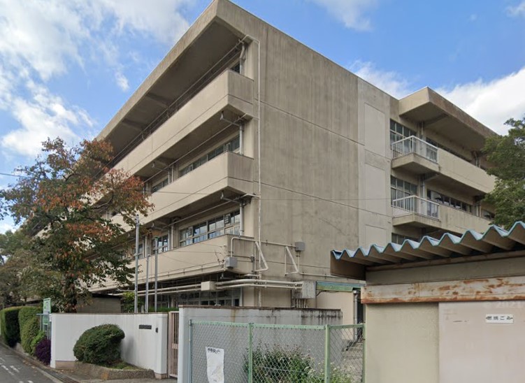 中学校　吹田市立第六中学校（中学校）まで282m