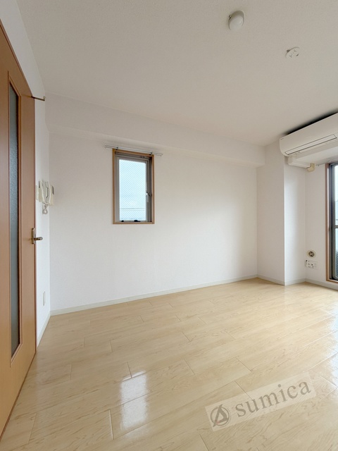 その他　おおきな窓で明るさを演出。