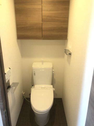 トイレ　落ち着いた色調のトイレです