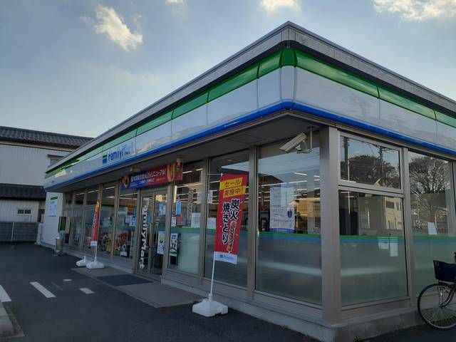 コンビニ　ファミリーマート石岡国府店（コンビニ）まで555m