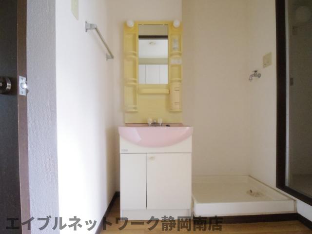 洗面設備　ゆったりとスペースのある洗面所