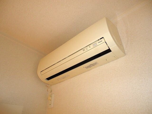 その他設備　エアコン付きです♪※左右対称の別部屋の写真です。