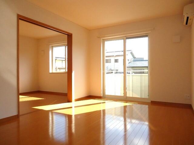 居室・リビング　１２．５帖のＬＤＫです♪※左右対称の別部屋の写真です。