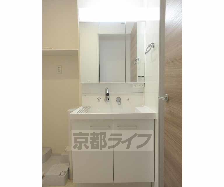 洗面設備　嬉しい独立洗面台です。