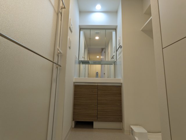 洗面設備　独立洗面台あり、毎朝おしゃれに忙しい女性の方におすすめです