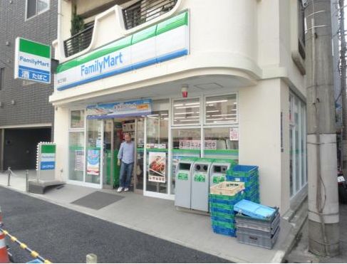 コンビニ　ファミリーマート湊二丁目店（コンビニ）まで127m