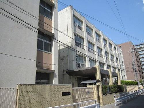 小学校　大阪市立鷺洲小学校（小学校）まで558m