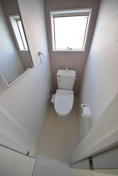 トイレ　写真は101号室の物です。