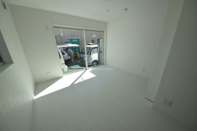 居室・リビング　写真は101号室の物です。