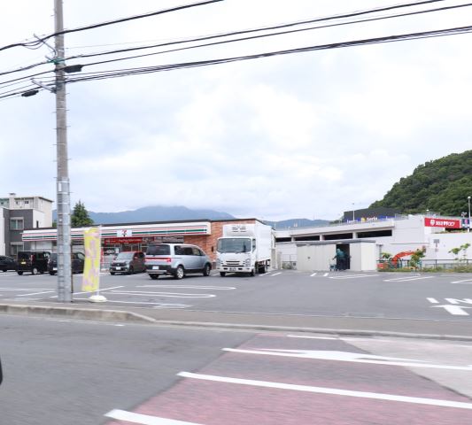コンビニ　セブンイレブン（コンビニ）まで820m