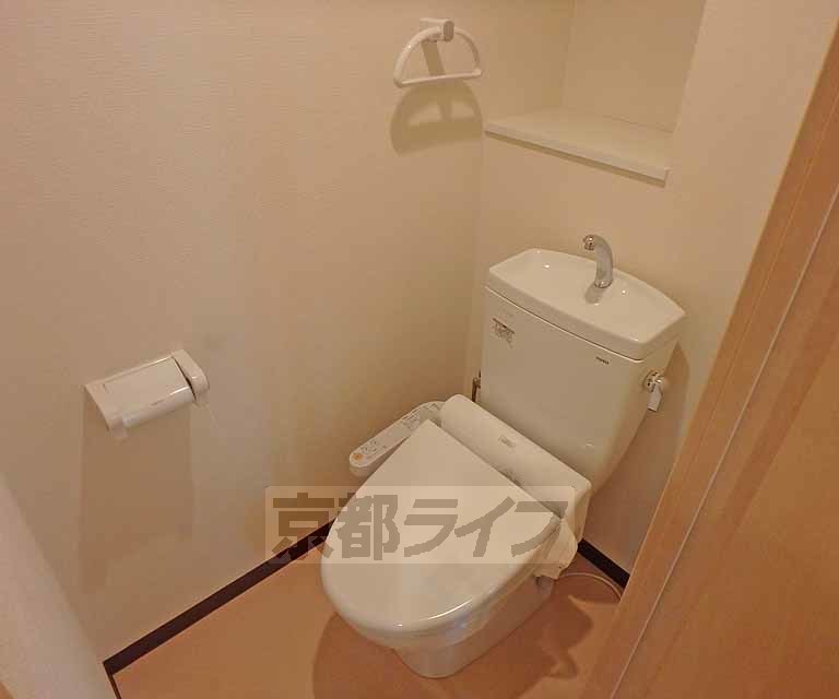 トイレ　洗浄機能付きトイレです。ニッチがあり消耗品など置けます。