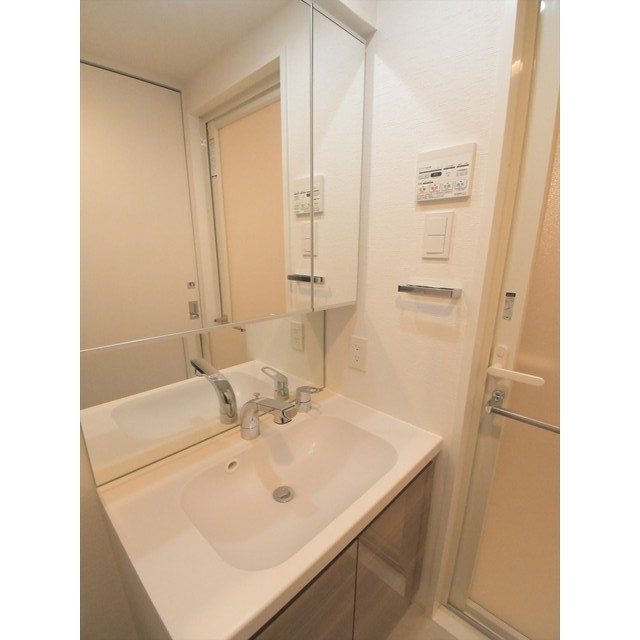 洗面設備　ゆったりとスペースのある洗面所