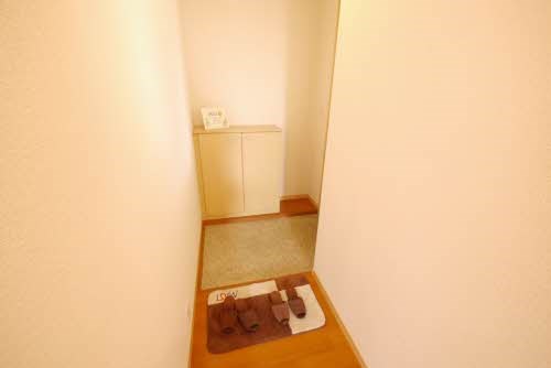 玄関　※別号室の写真です。下駄箱あり