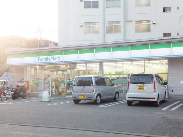 コンビニ　ファミリーマートサンズ原町田三丁目店（コンビニ）まで575m
