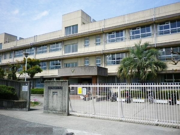 小学校　茨木市立西小学校（小学校）まで702m