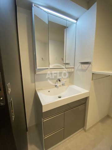 洗面設備　エステムコート谷町九丁目　洗面化粧台