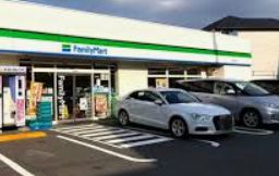 コンビニ　ファミリーマート世田谷中町店（コンビニ）まで323m