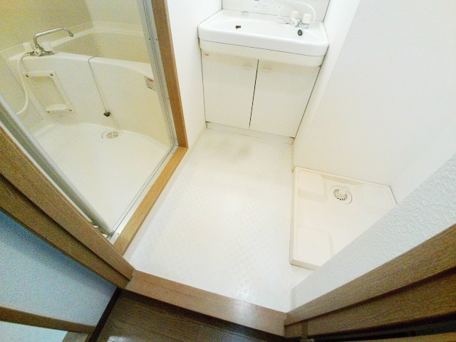 洗面設備　朝シャンの出来る洗面脱衣所、洗濯機も置けます