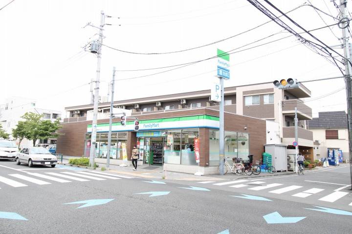 コンビニ　ファミリーマート（コンビニ）まで592m