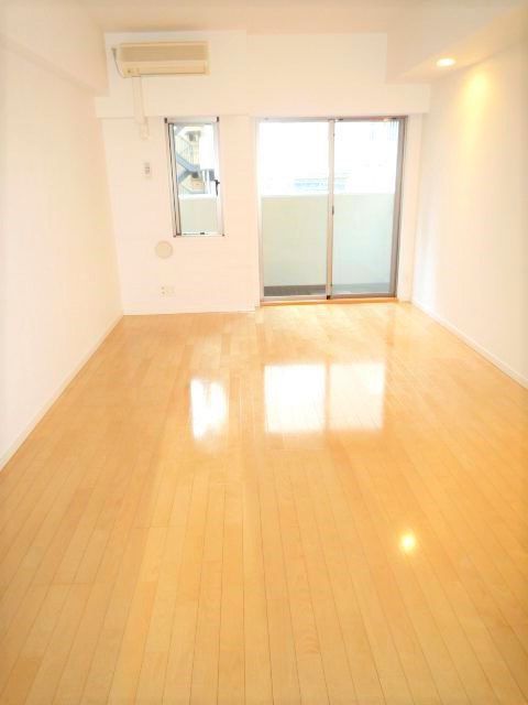 居室・リビング　同マンション別部屋参照。