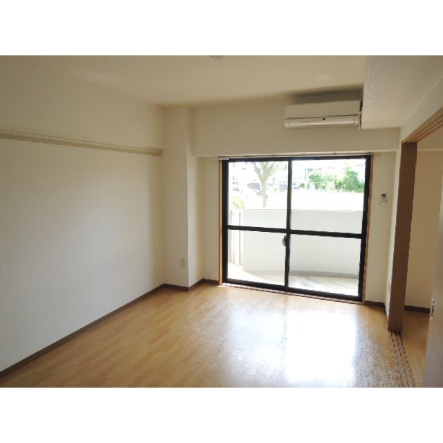 居室・リビング　１０６号室の室内写真です