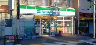 コンビニ　ファミリーマート（コンビニ）まで110m