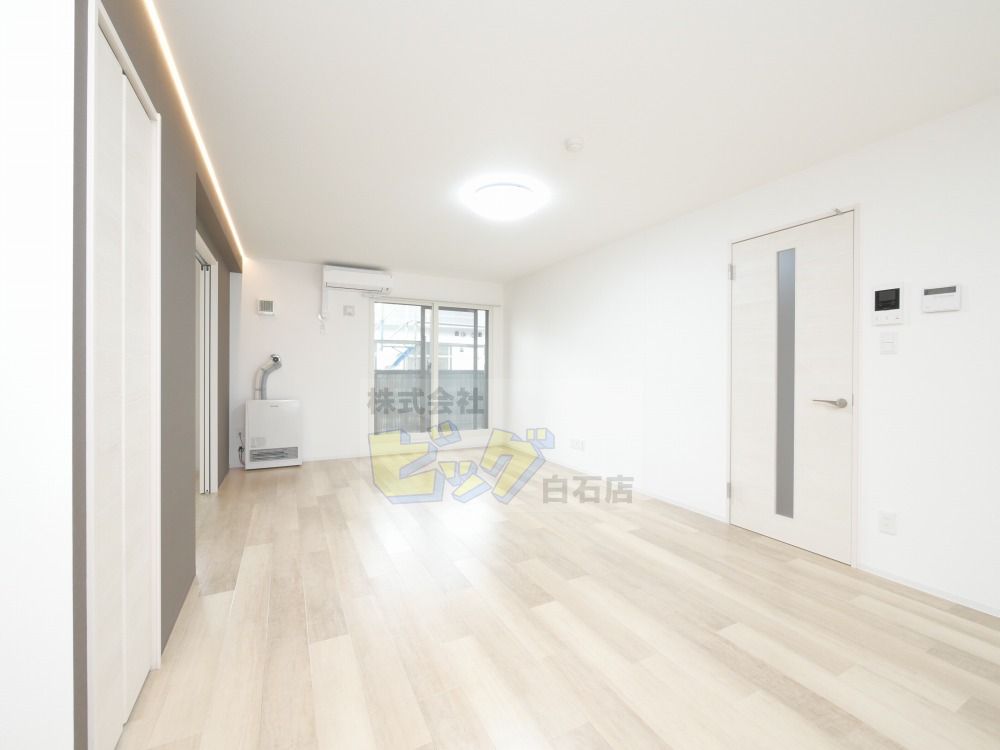 居室・リビング　１５帖を超える広さのリビングです♪