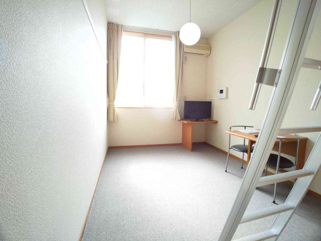 居室・リビング　ワイドな窓にて明るいお部屋