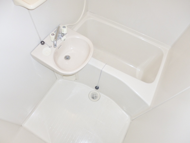 バス・シャワールーム　風呂トイレ別でゆったりできます