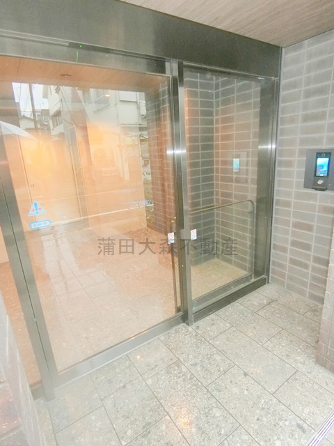 エントランス　オートロックと宅配ボックス付きのエントランス