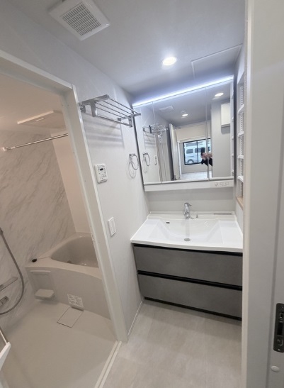 洗面設備　3面鏡の独立洗面大洗面脱衣所