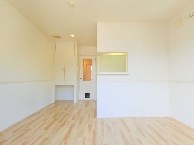 居室・リビング　★洋室6帖、2面採光で明るいです♪