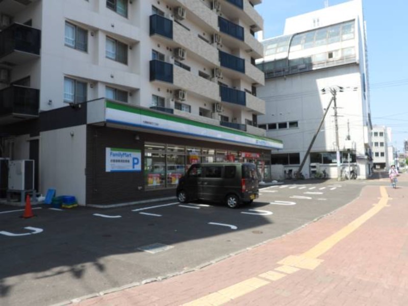 コンビニ　ファミリーマート札幌麻生町5丁目店（コンビニ）まで124m