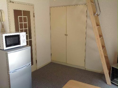 居室・リビング　家具付き部屋の写真です