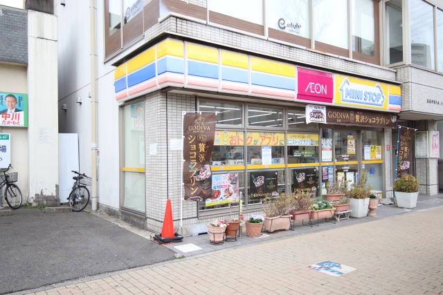 コンビニ　ミニストップ　一社駅前店（コンビニ）まで300m