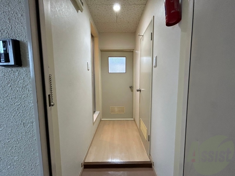 玄関　玄関です。すぐ広いリビングにつながっています。