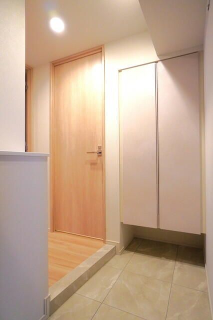 玄関　写真は同タイプ住居です