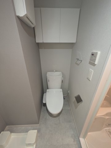 トイレ　落ち着いた色調のトイレです