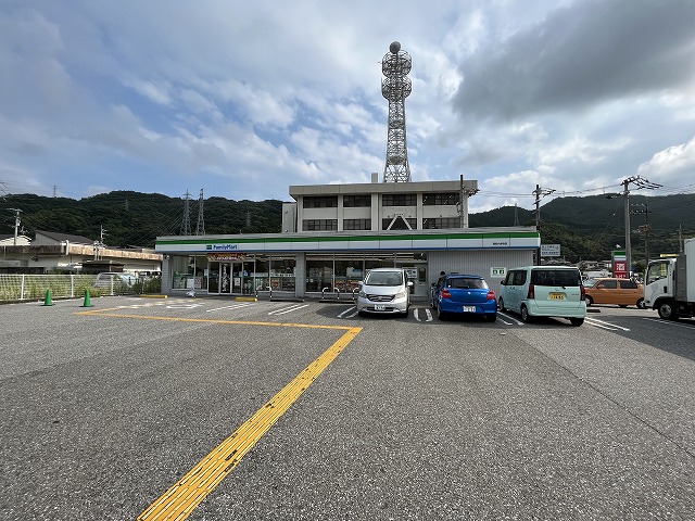 コンビニ　ファミリーマート 高知六泉寺店（コンビニ）まで444m