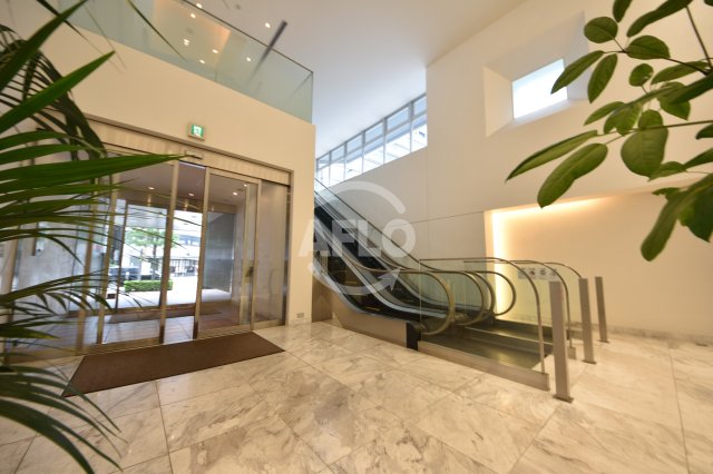 ロビー　ディーグラフォート大阪NYタワー肥後橋　エスカレータ