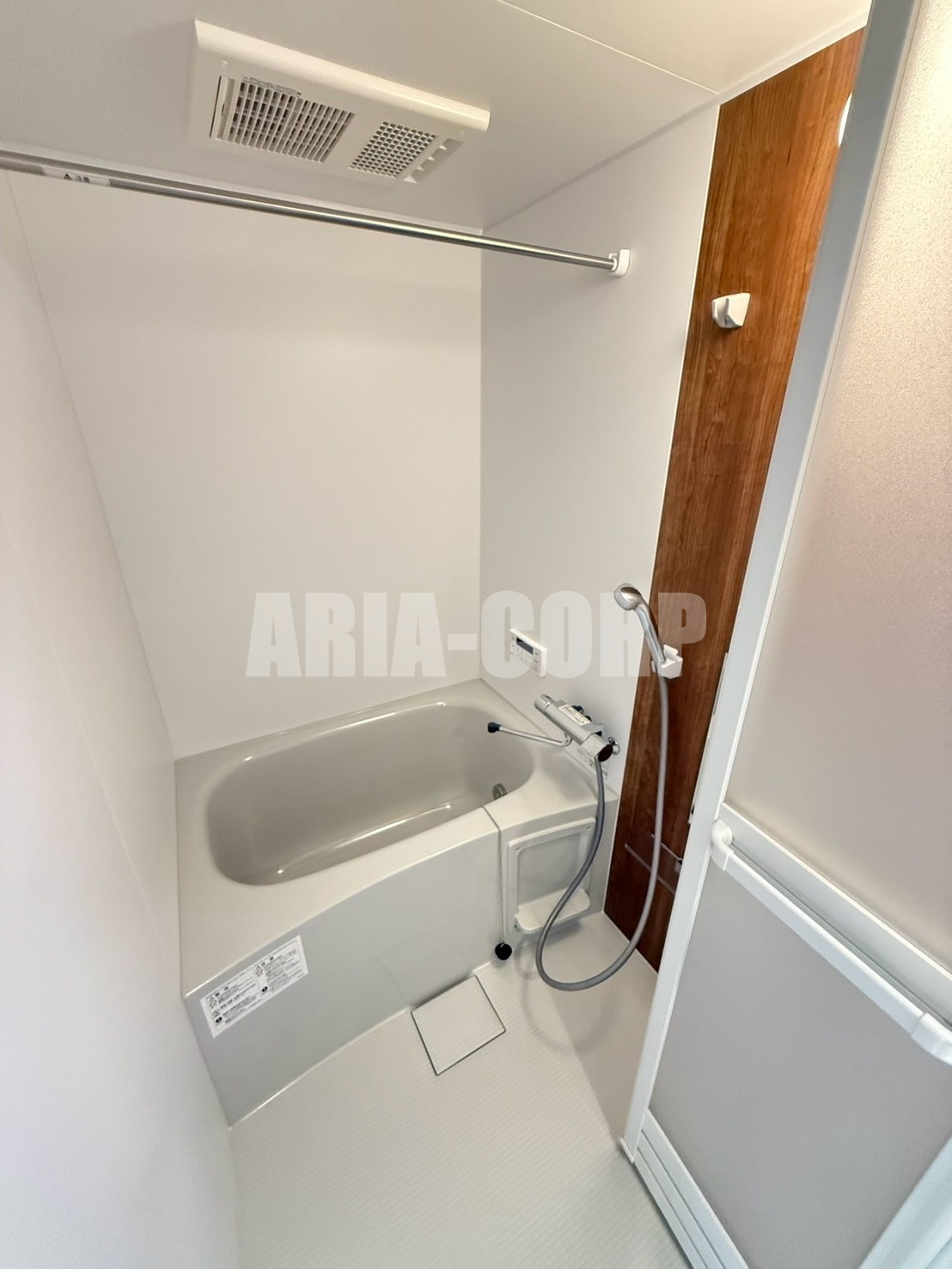 バス・シャワールーム　追焚き浴室乾燥付。カラーパネル採用でお洒落なバスルームです。