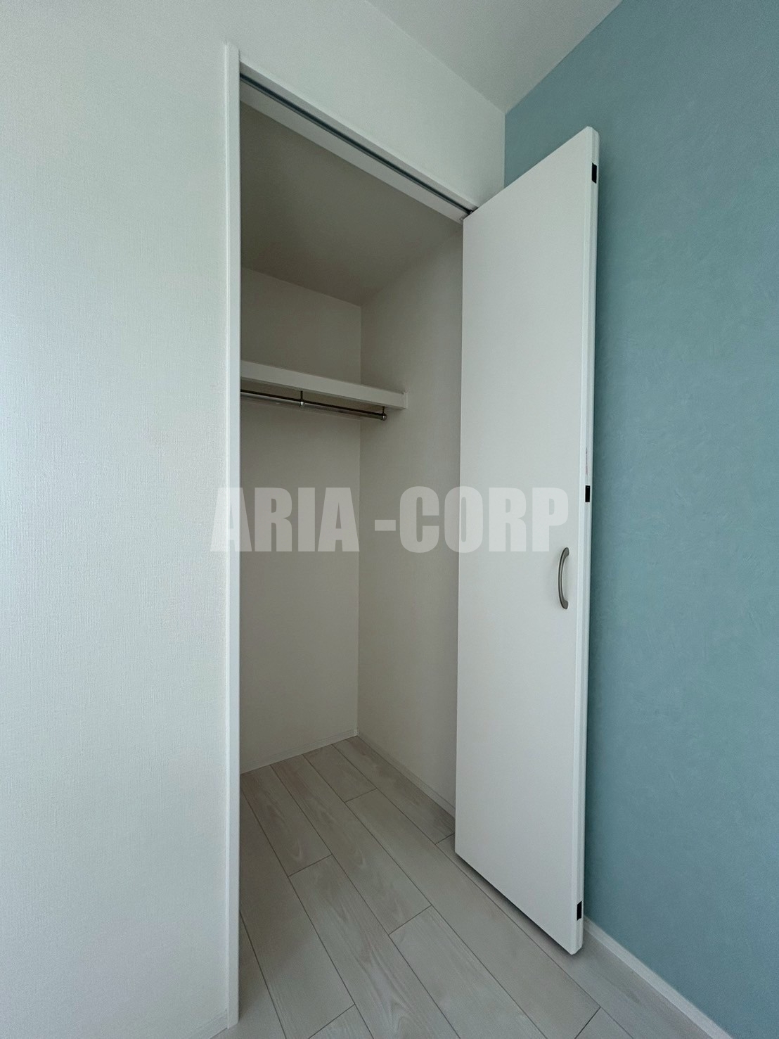 収納　クローゼット。上部には便利な棚がございます！