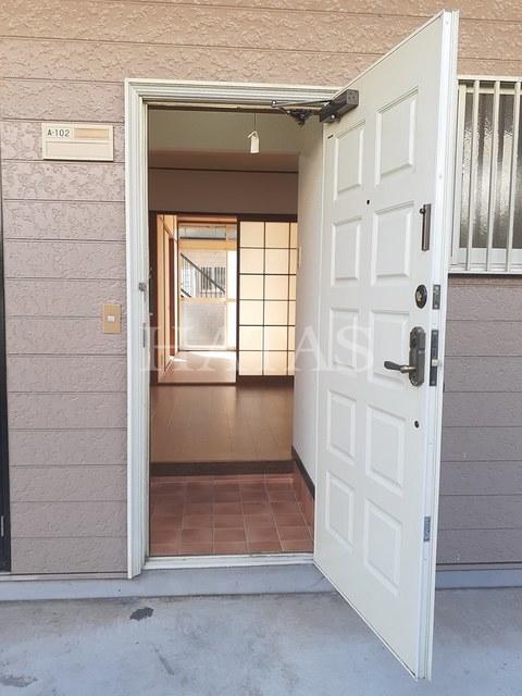 玄関　同物件別部屋です。