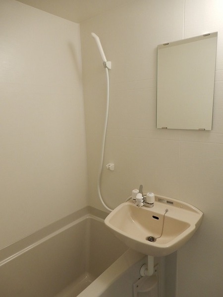 洗面設備　明るい洗面所です