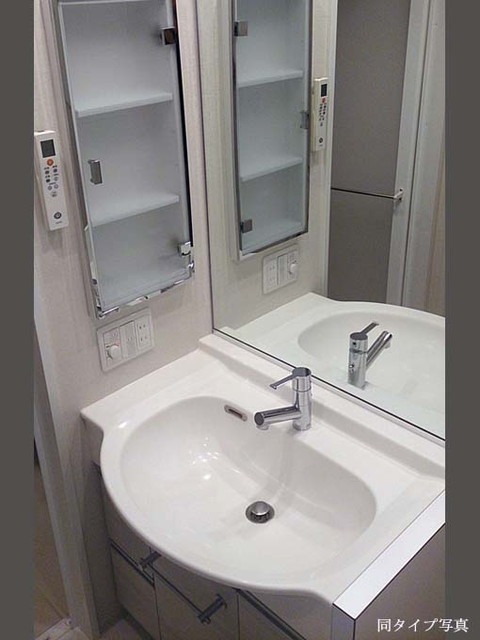 洗面設備　ゆったりとスペースのある洗面所