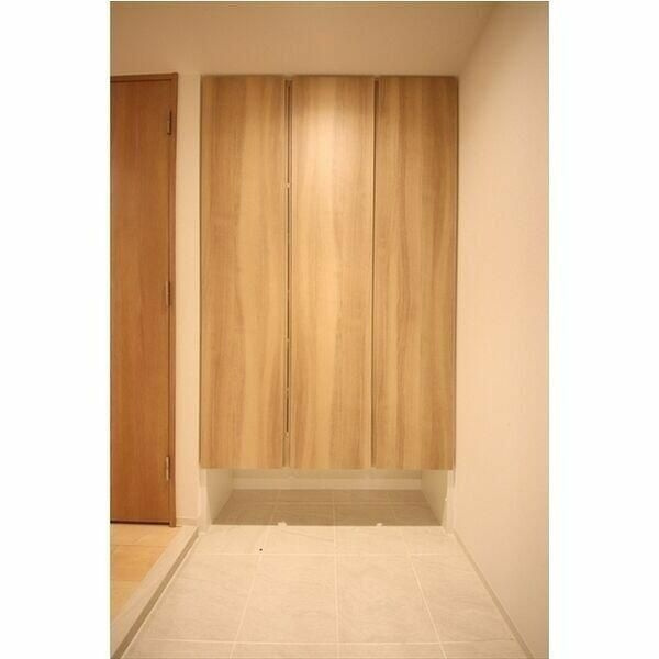 玄関　■モニタ付インターホン■シューズクローゼット■ダウンライト