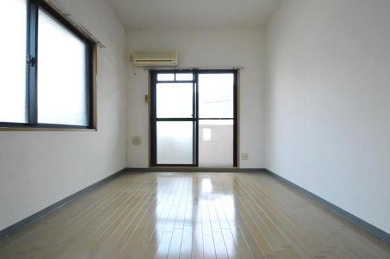 居室・リビング　ベッドやソファーも設置しやすい間取り◎