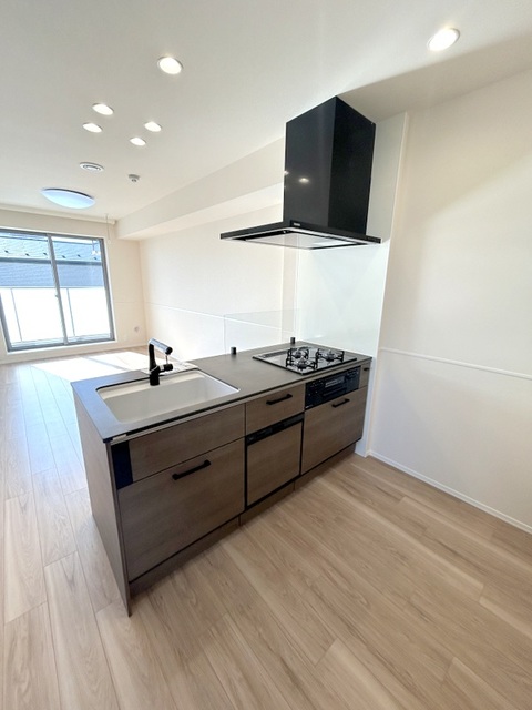 キッチン　★ガス3口グリル付きのシステムキッチン★食器洗い乾燥機付き★